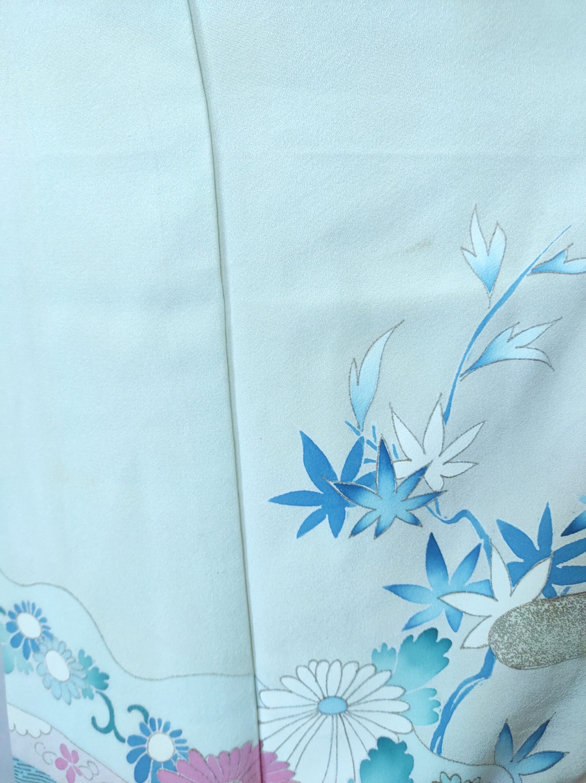 Photo rapprochée d'un kimono japonais de soie bleu comportant des peintures faites main d'érable japonais