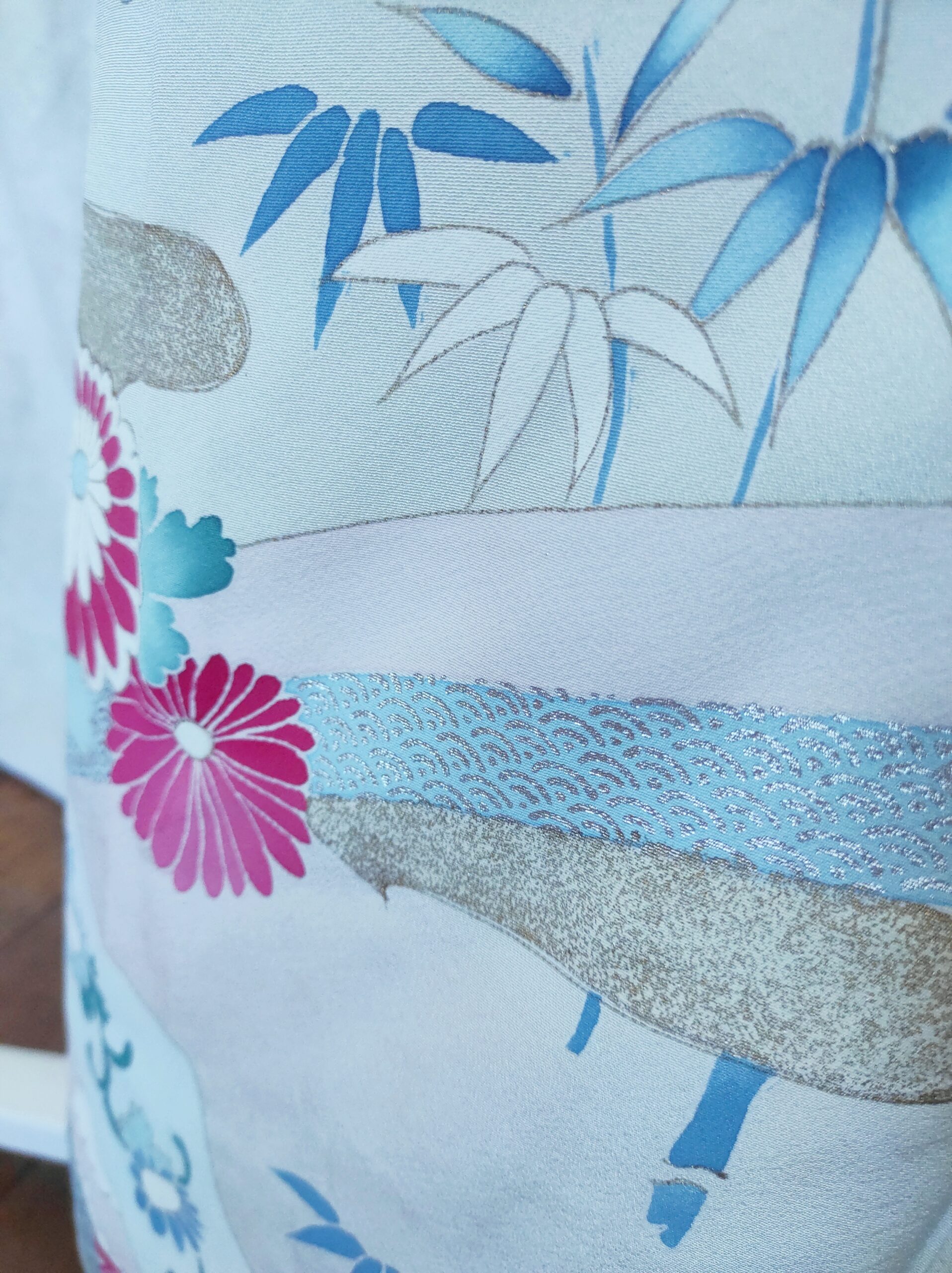Photo close-up d'un kimono japonais vintage fait de soie et sur lequel est peint à la dorure des motifs traditionnels