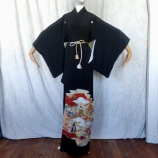 Photo générale d'un kimono noir japonais vintage fait de soie peinte à la main et représentant un paysage de maison, temples, religieux et personnages