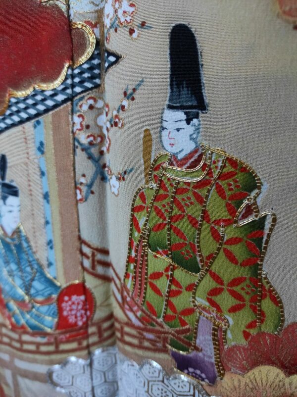 Photo de peinture sur kimono de soie représentant un moine religieux peint à la main et brodé au fil d'or