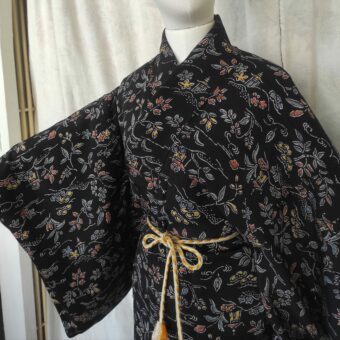 Photographie du haut d'un kimono japonais vintage noir et de motifs traditionnels nippons