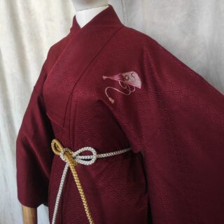 Photo close-up d'un kimono en soie rouge japonais fait de broderies artisanales