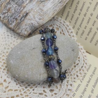 Photo d'un bracelet bohème fait maison avec des pierres semi-précieuses de fluorite.