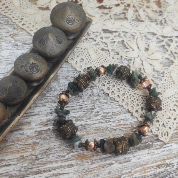 Bracelet asiatique avec des pierres semi-précieuses d'agates et de perles d'eau douce.