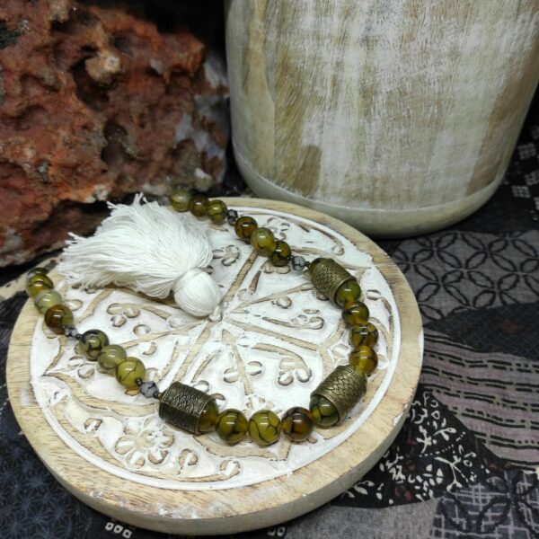 Photo d'un collier artisanal de style ethnique en pierres semi-précieuses d'agates.