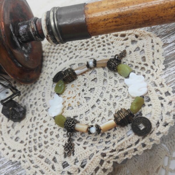 Bracelet lapins de nacre et pierres semi-précieuses de calcédoine verte, de perles de culture.