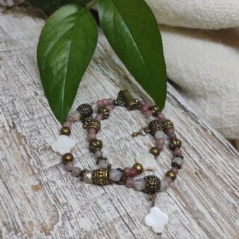 Bracelet style indien en pierres semi-précieuses d'agates, nacre et quartz fraise.