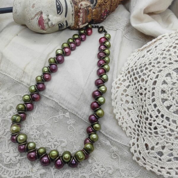 Photo d'un collier ethnique style indien fait de perles semi-précieuses, perles de culture.