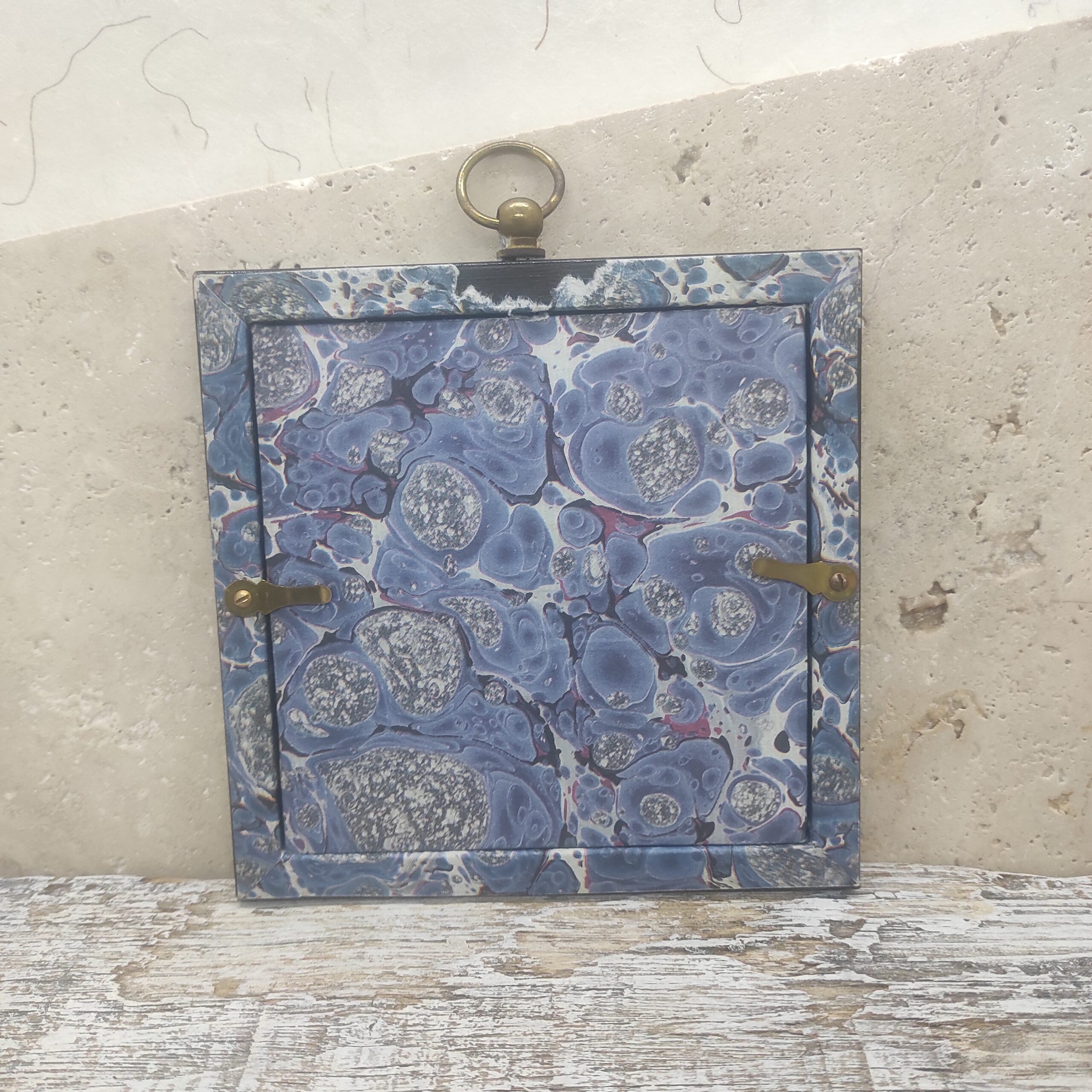 Photographie d'un cadre photo vintage recyclé et utilisé pour en faire un objet décoratif.