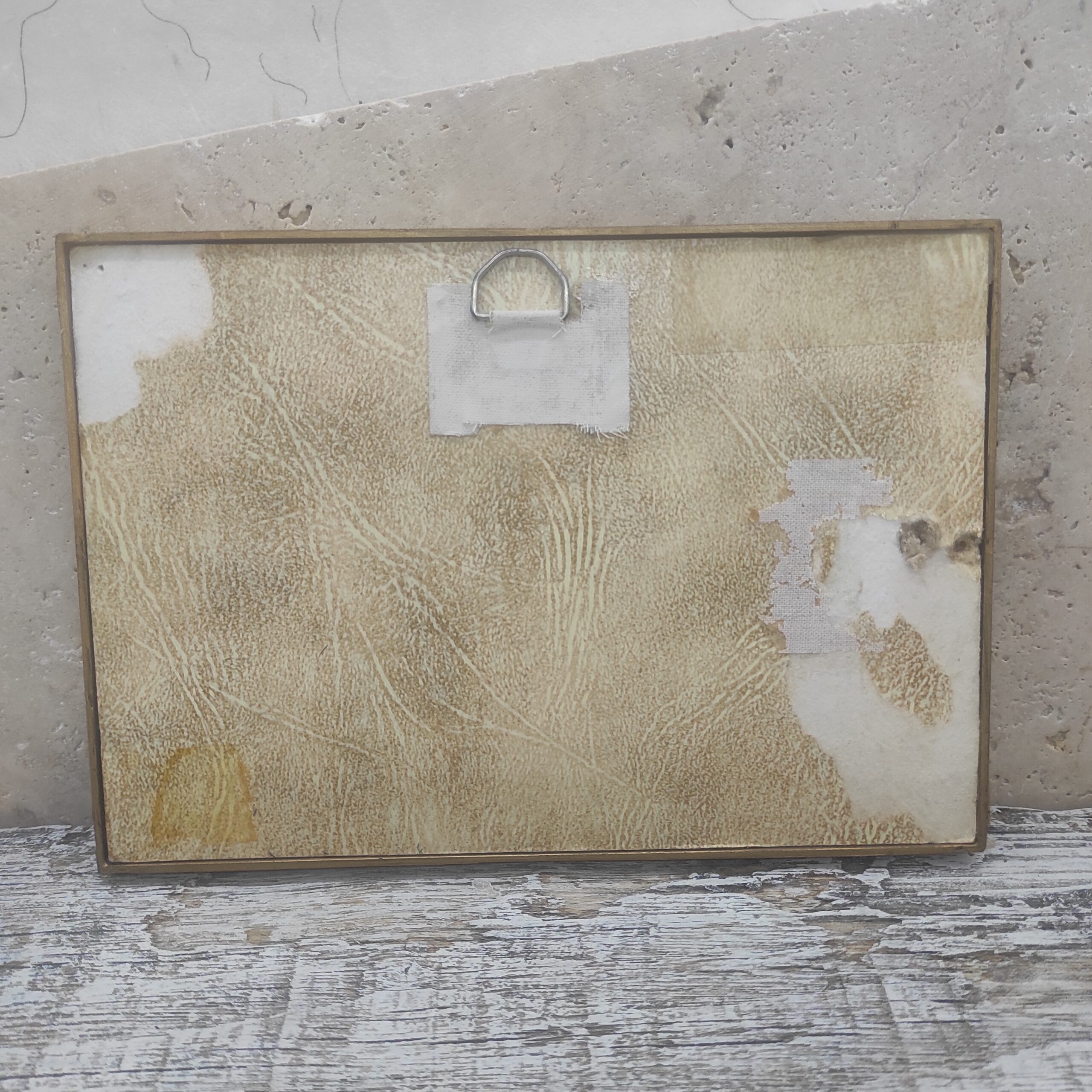 Photo de l'arrière d'un cadre photo recyclé en tableau créatif.