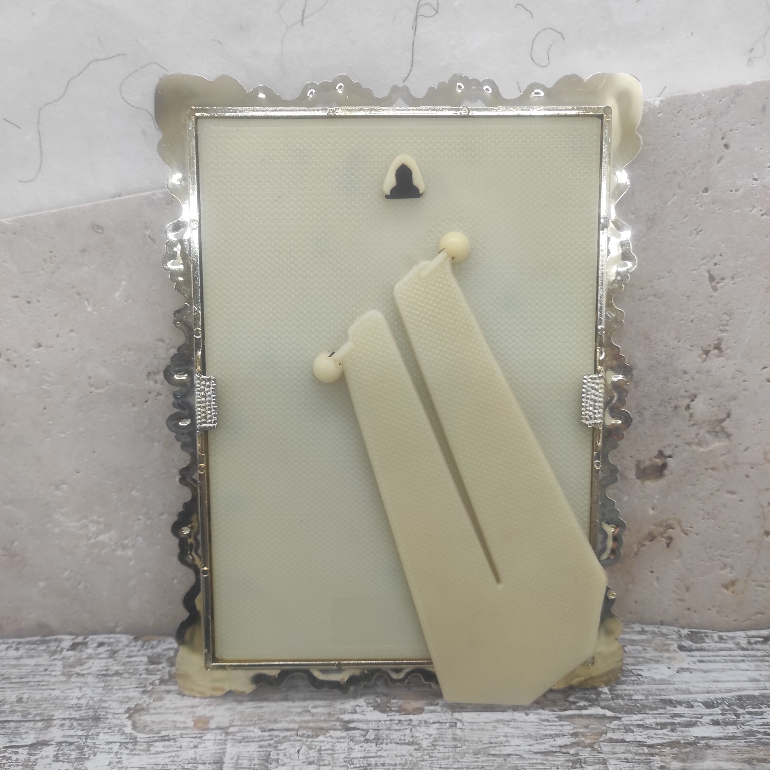 Image d'un cadre de tableau vintage upcyclé en tableau moderne.