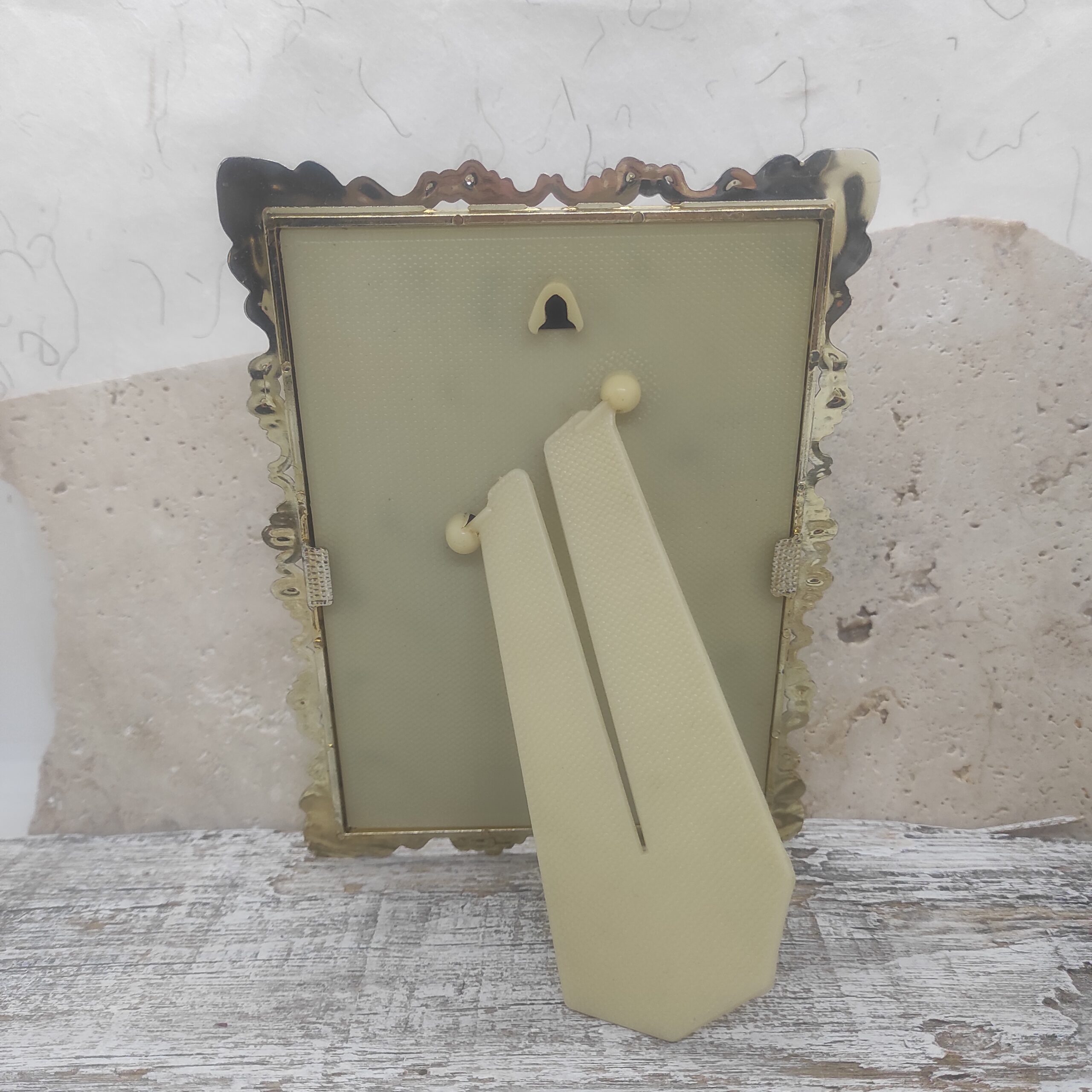 Photographie de l'arrière d'un cadre photo vintage recyclé en création artisanale.