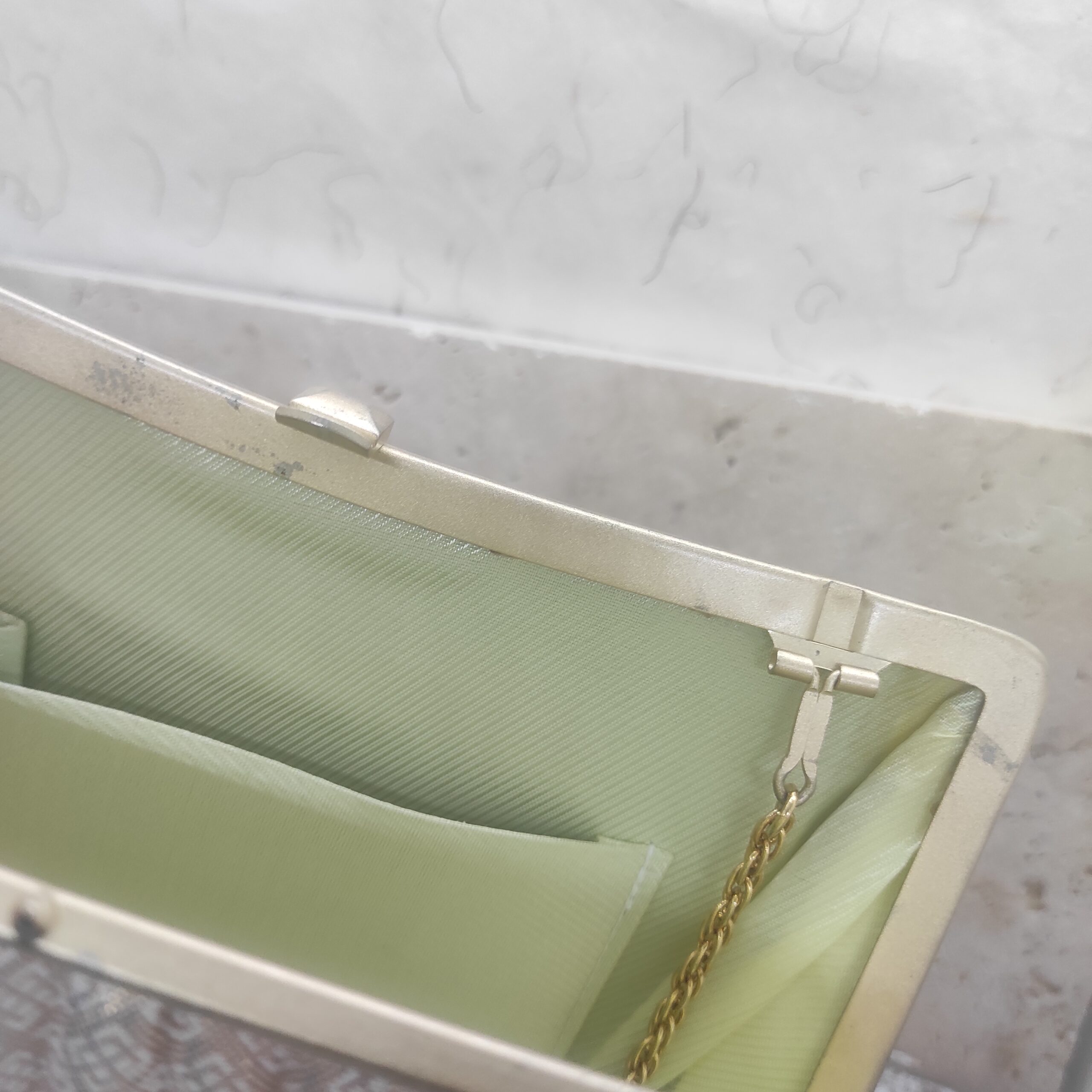 Photo rapprochée de défauts du métal composant un sac à main.