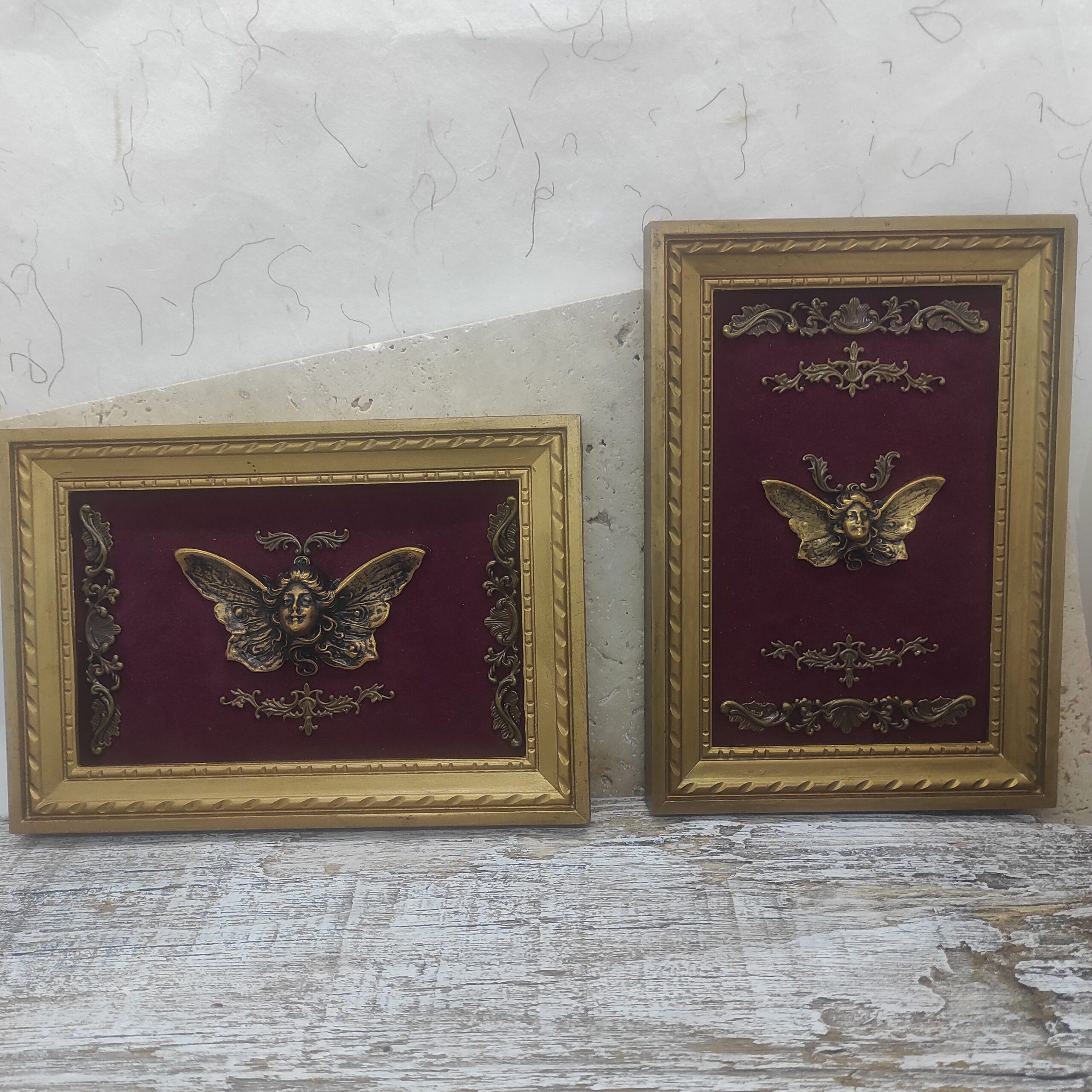 Photographie de deux tableaux représentant des femmes papillons ailées en laiton.