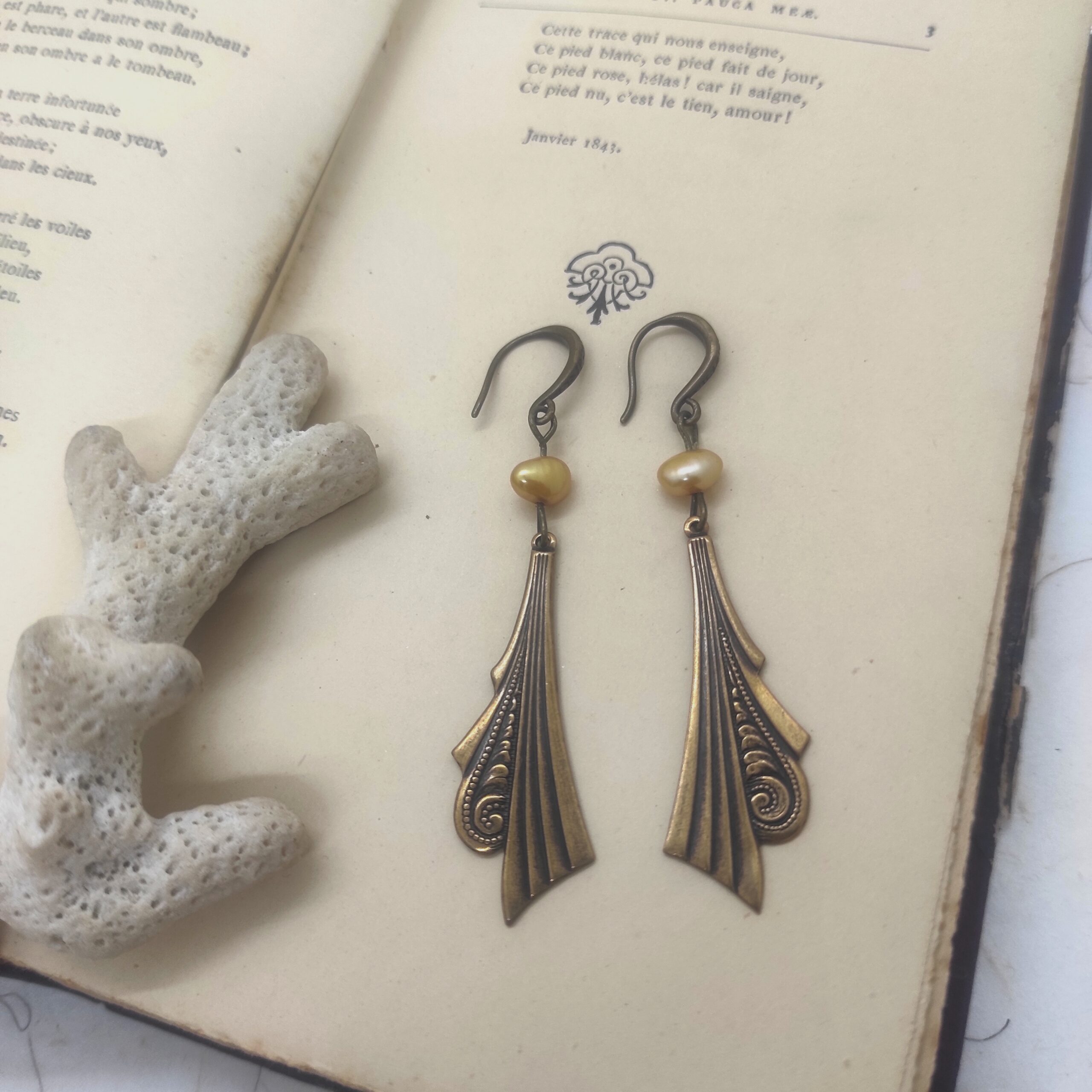 Photographie de boucles d'oreilles ethniques en perles de culture (pierres semi-précieuses)