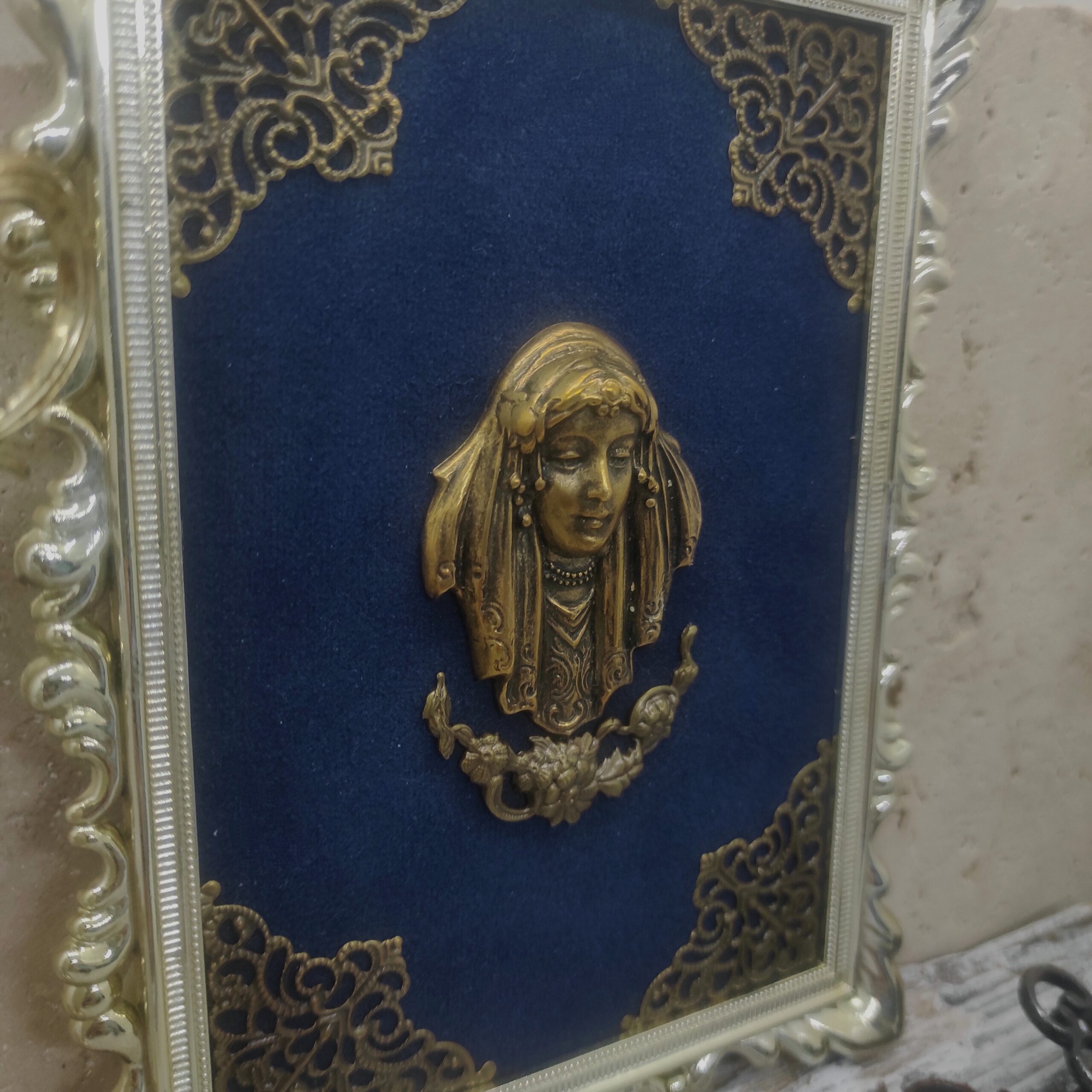 Photo close-up du visage en laiton d'une bohémienne, une gitane voyante.