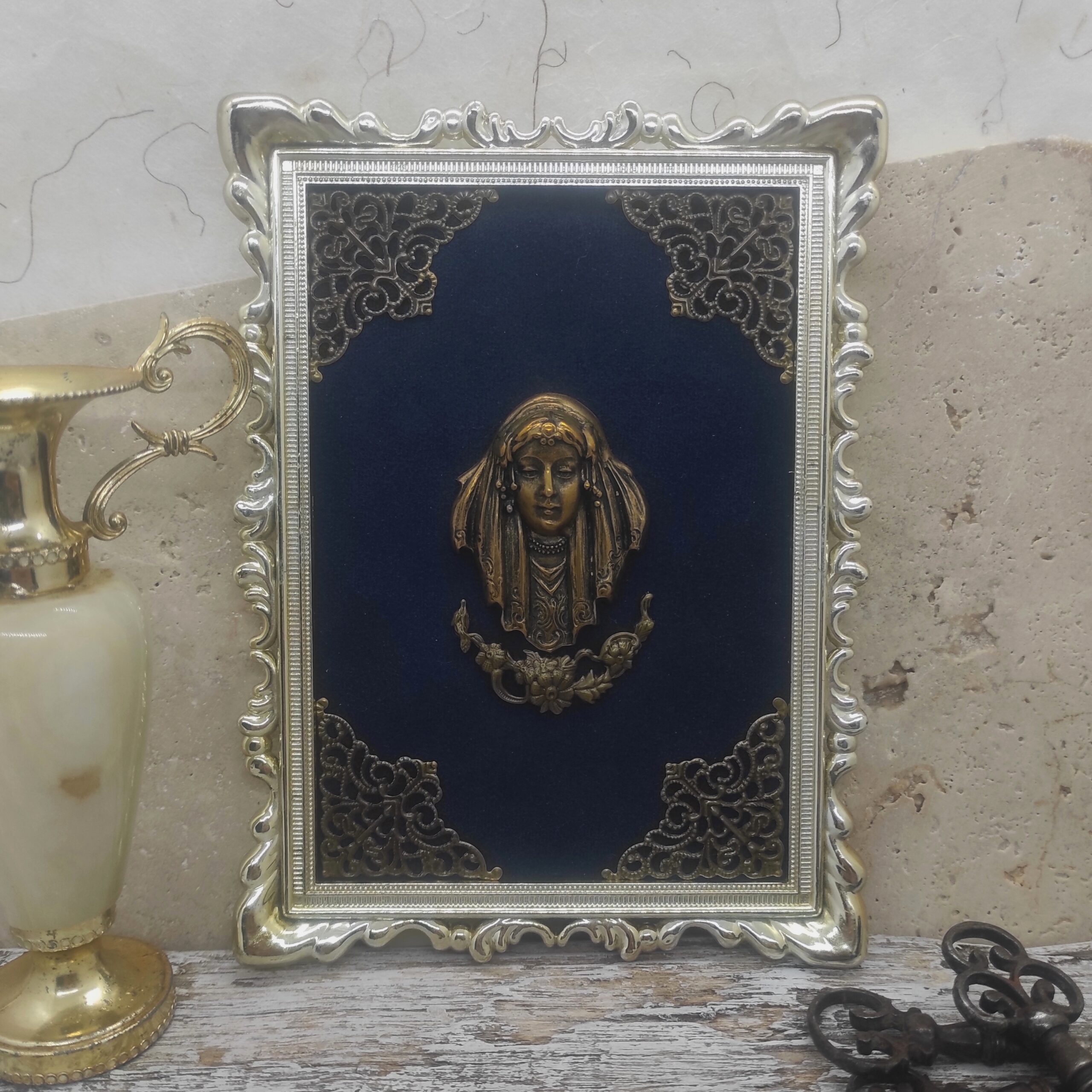 Photo d'un cadre recyclé comportant un portrait d'une gitane, tzigane, manouche vintage.