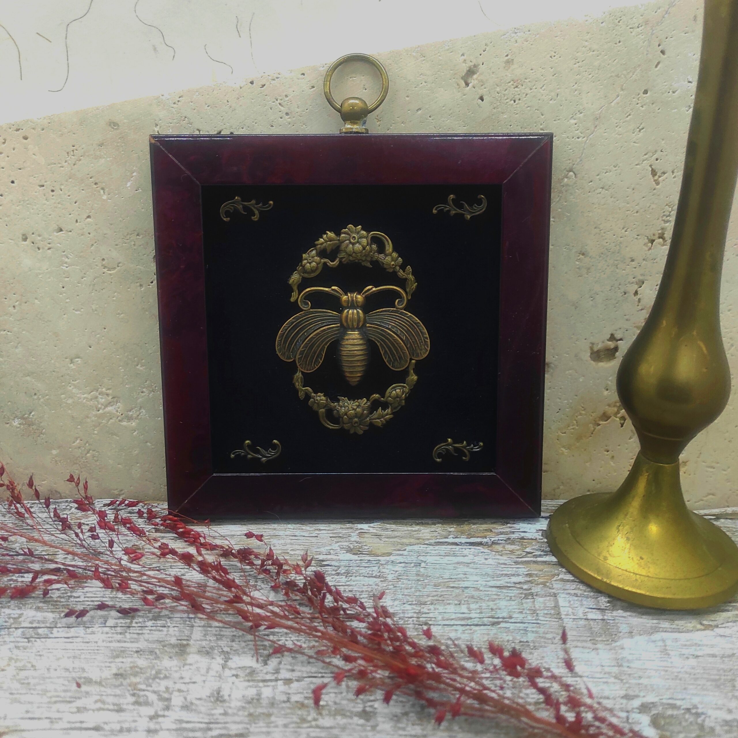 Photo d'un cadre vintage recyclé comprenant du velours noir et une abeille art déco.