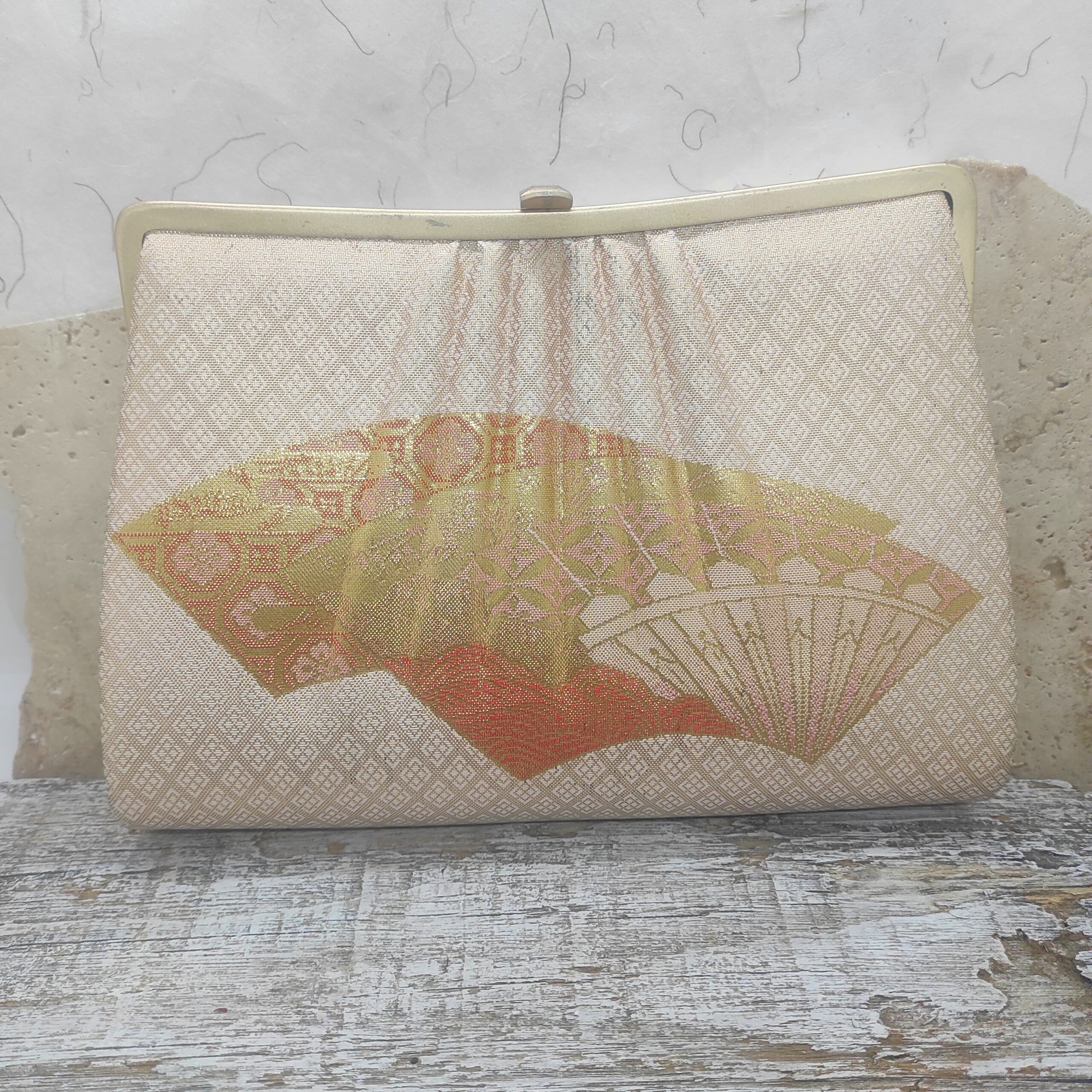 Photo générale d'une pochette japonaise vintage en soie provenant de friperie.