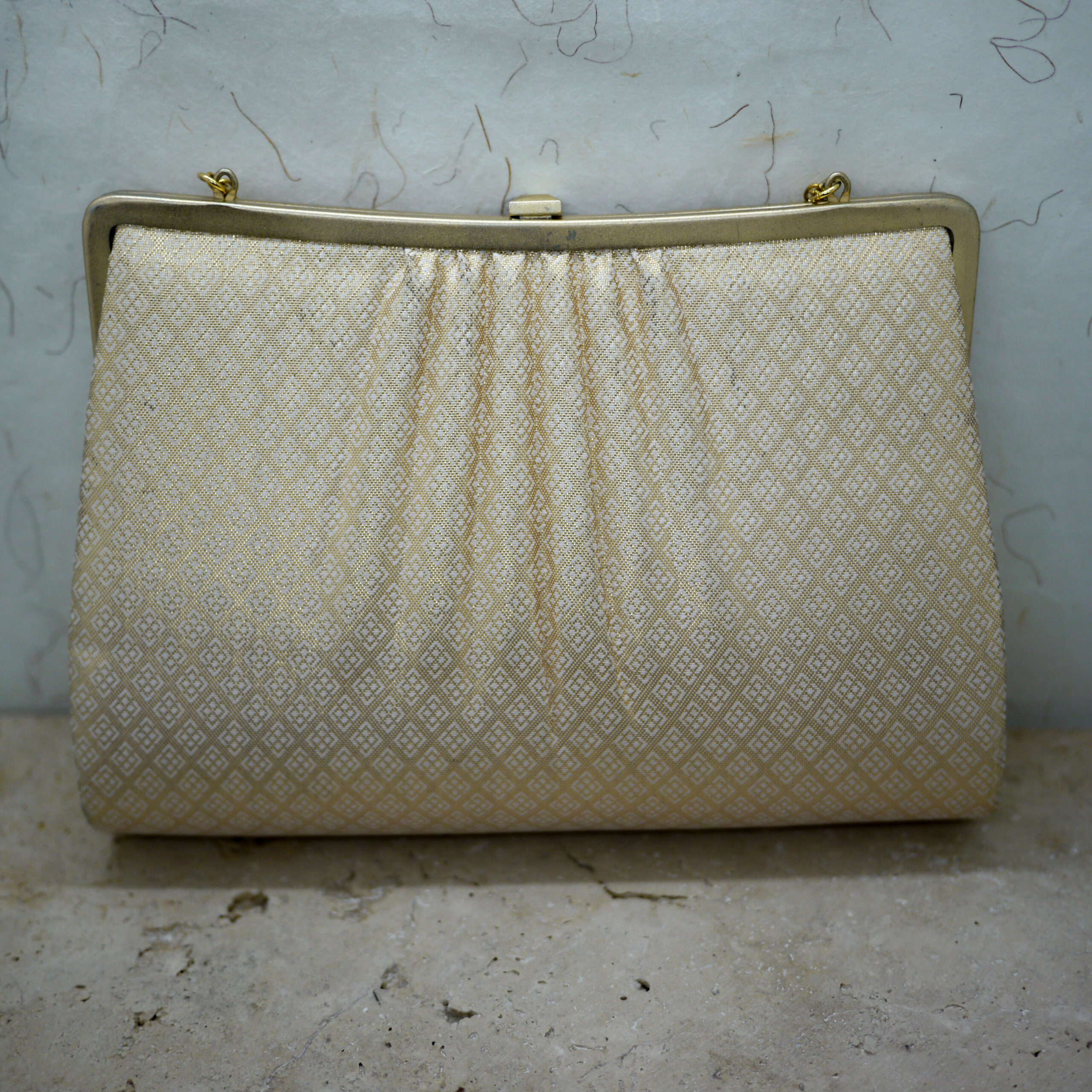 Photo de l'arrière d'un sac japonais vintage en soie