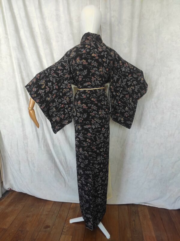 Image d'un vrai kimono japonais de dos fait de soie noire et peint à la main.