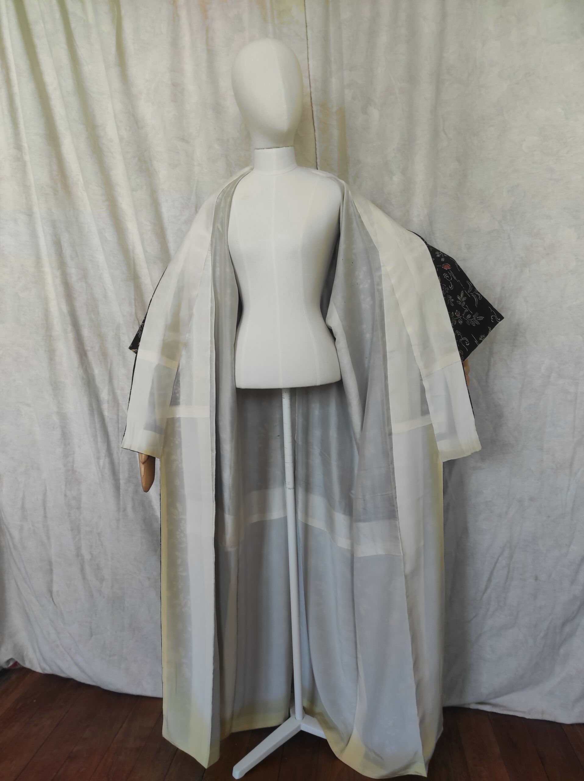 Photographie de la doublure d'un kimono japonais fait de soie blanche.