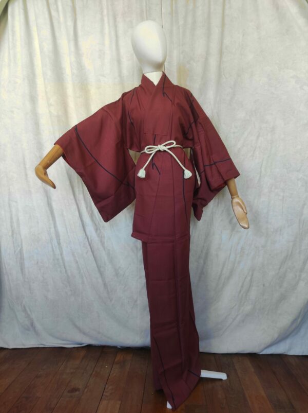 Photo d'un mannequin portant un vrai kimono japonais vintage provenant de friperie.