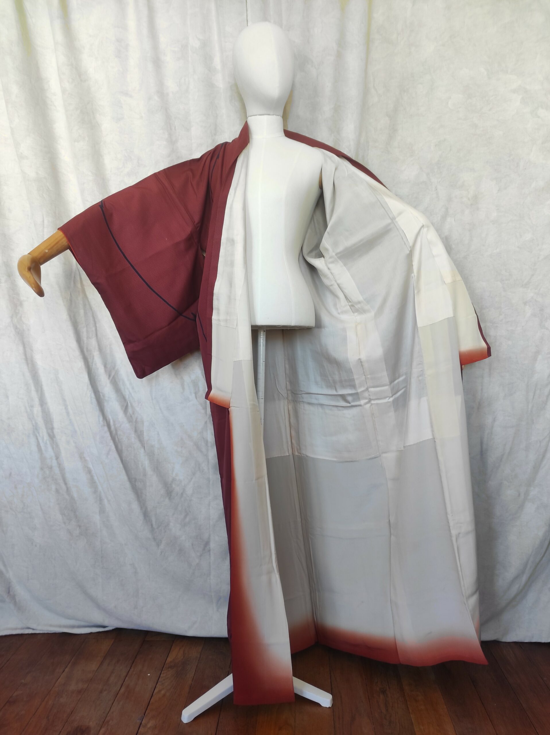 Photographie de la doublure d'un kimono japonais vintage en soie rouge.