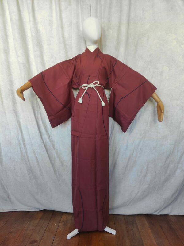 Photo d'un vrai kimono japonais vintage fait de soie rouge tissée.