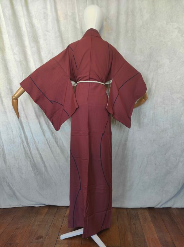 Photo d'un vrai kimono japonais vue de dos et du tissage de la soie.