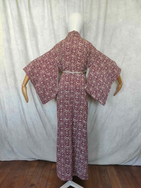 Photographie d'un vrai kimono japonais vintage fait de soie teinte et peinte.