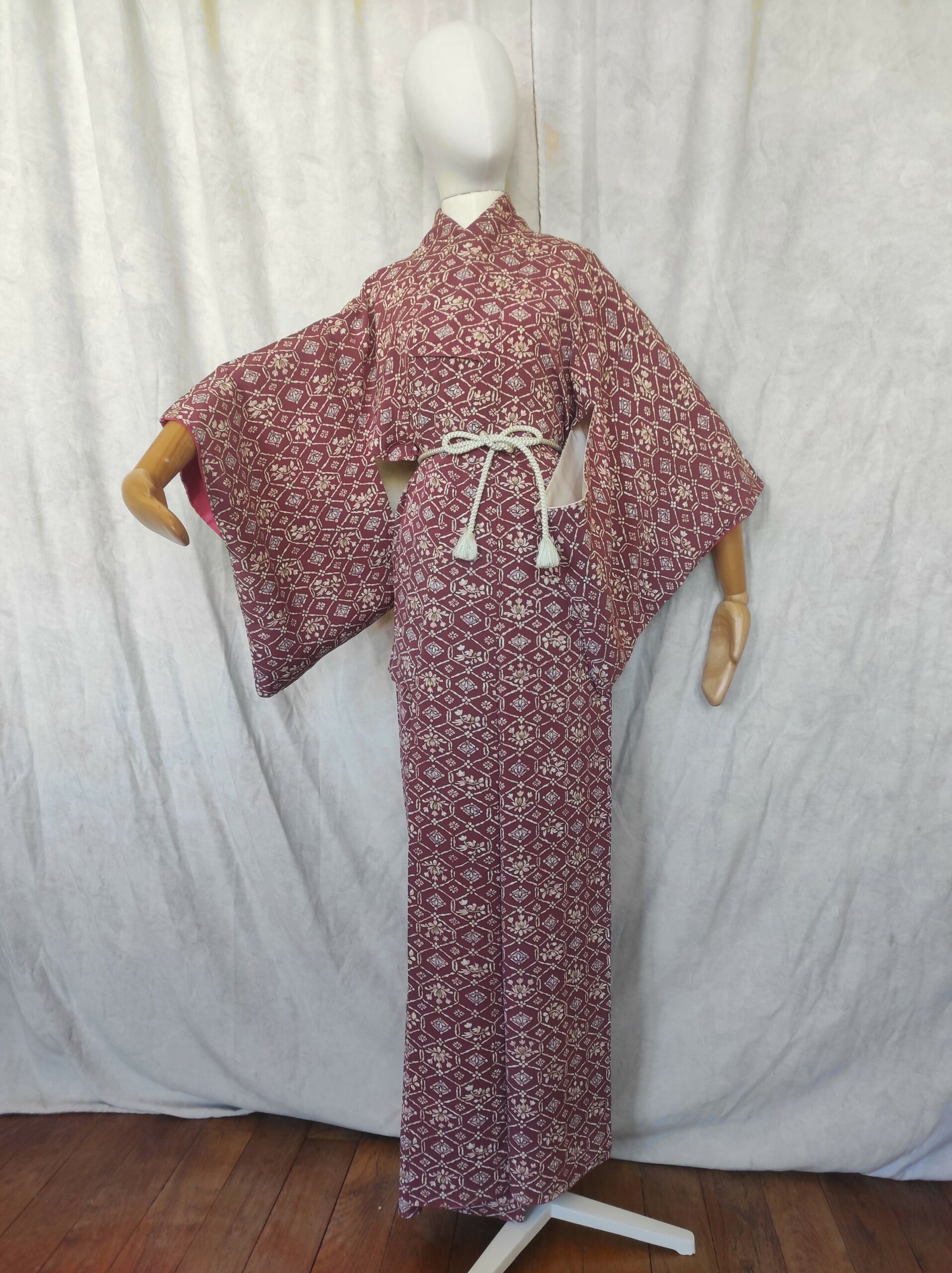 Photo d'un kimono japonais en soie avec des peintures faites à la main.