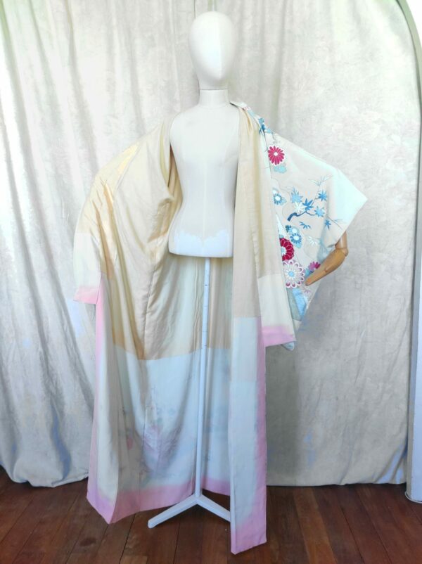 Photo d'un kimono vintage japonais et de sa doublure en soie teinte à la main.