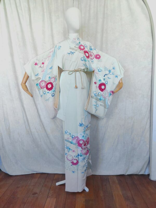 Photo d'un vrai kimono japonais peint à la main, kimono en soie artisanal.