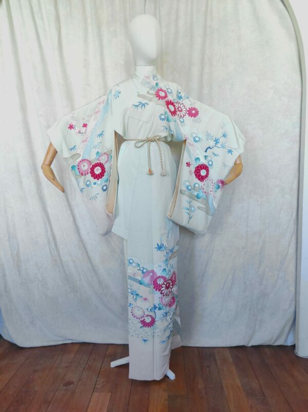Photo d'un vrai kimono japonais peint à la main, kimono en soie artisanal.