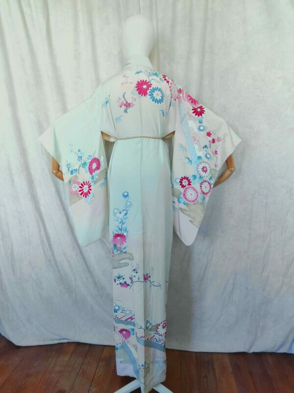 Photo globale d'un kimono japonais en soie avec des manches larges et des fleurs.