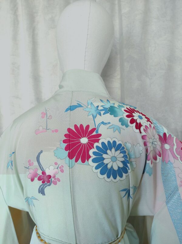 Photo du dos d'un vrai kimono japonais fait de peintures sur soie.