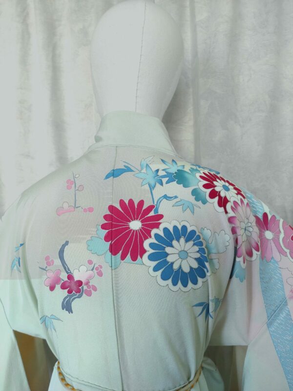 Photo du dos d'un vrai kimono japonais fait de peintures sur soie.