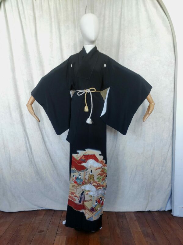 Image générale d'un vrai kimono japonais en soie noire comportant des peintures fait main.