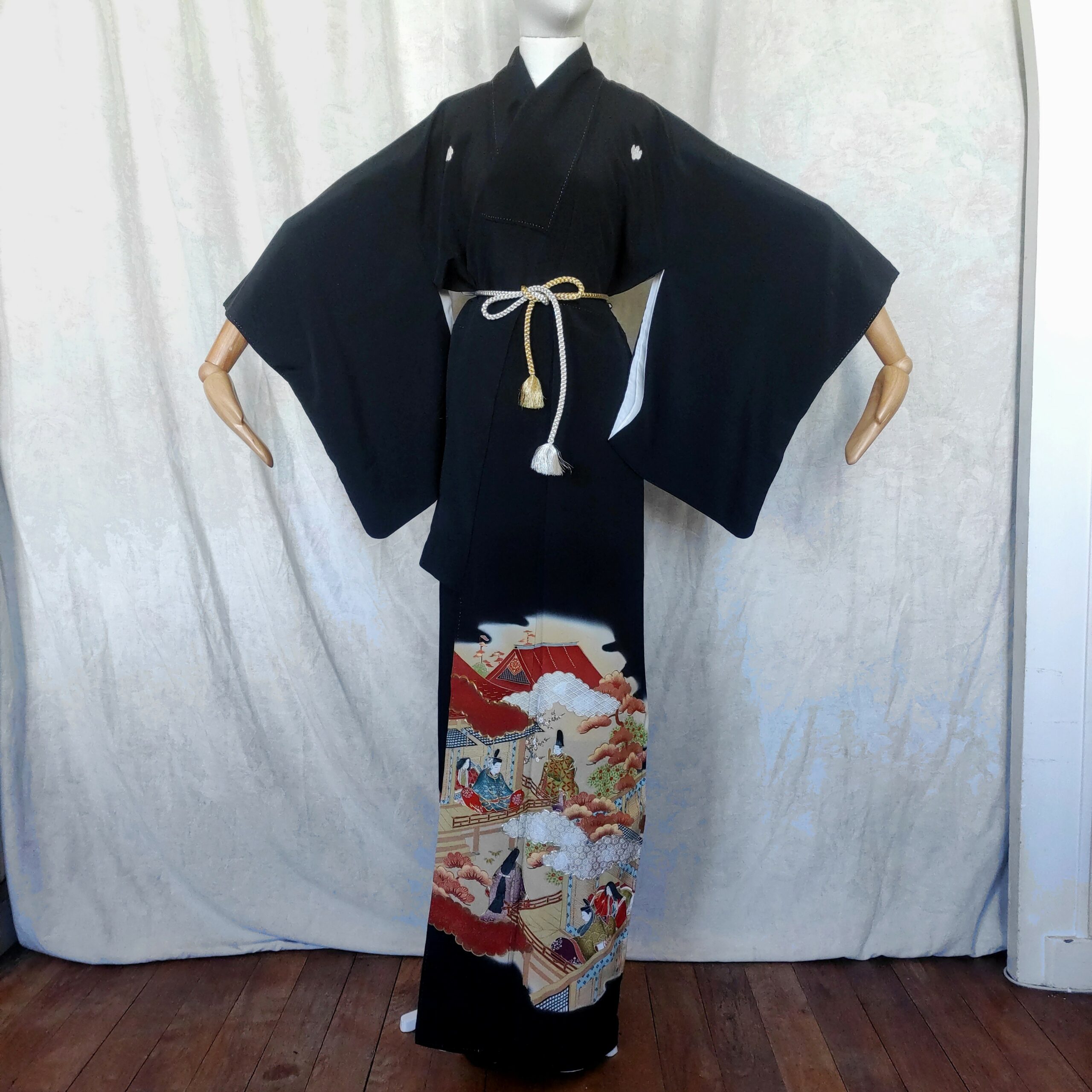 Vignette d'un kimono japonais en soie noire peint à la main et brodé main.