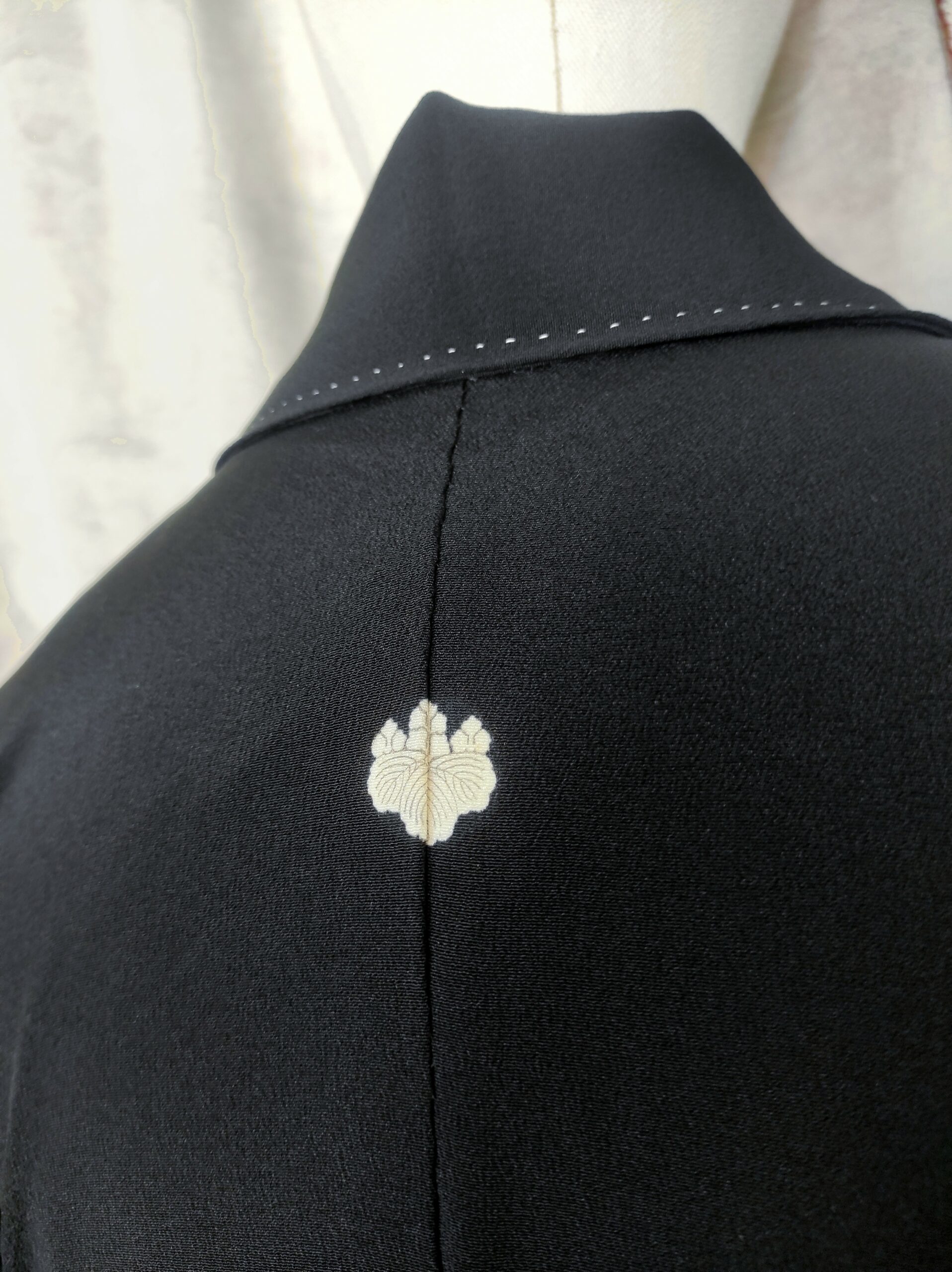 Photo du blason familial japonais situé dans le dos d'un vrai kimono japonais de soie.