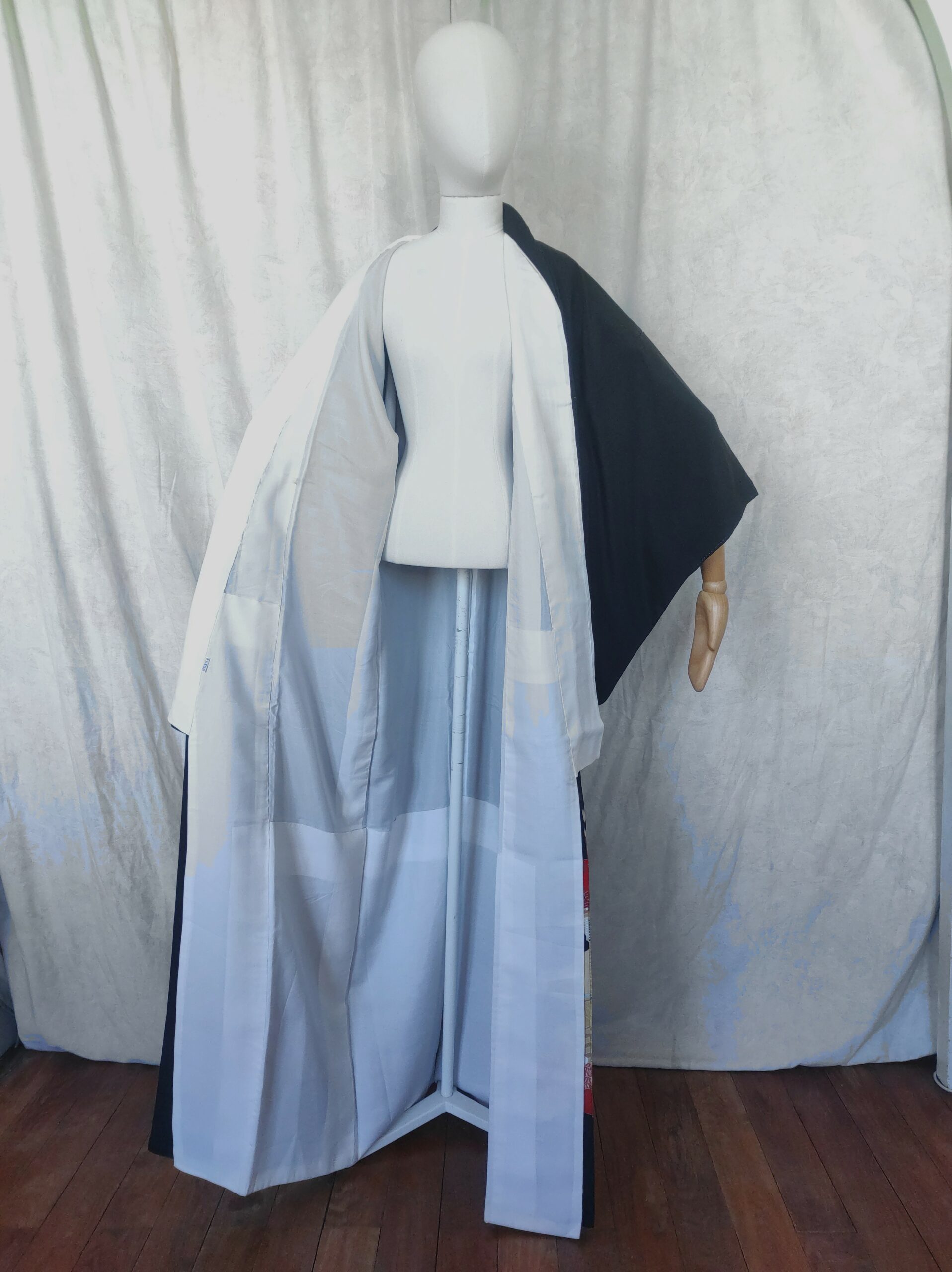 Photo de la doublure en soie blanche d'un kimono japonais chiné en friperie au Japon.