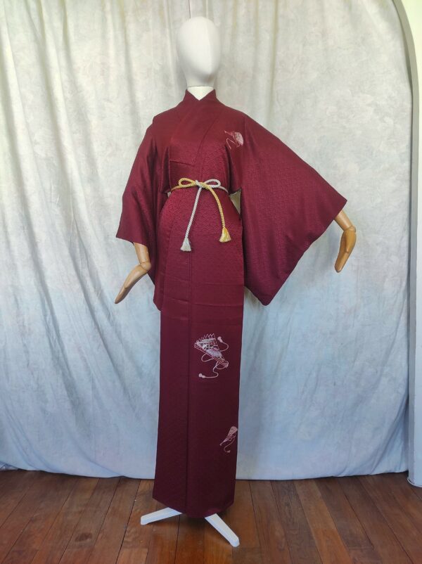 Photographie de l'avant d'un vrai kimono japonais en soie rouge brodé à la main.