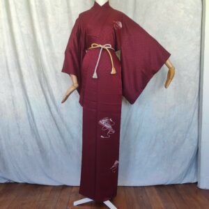 Photographie de l'avant d'un vrai kimono japonais chiné composé de soie brodé main.