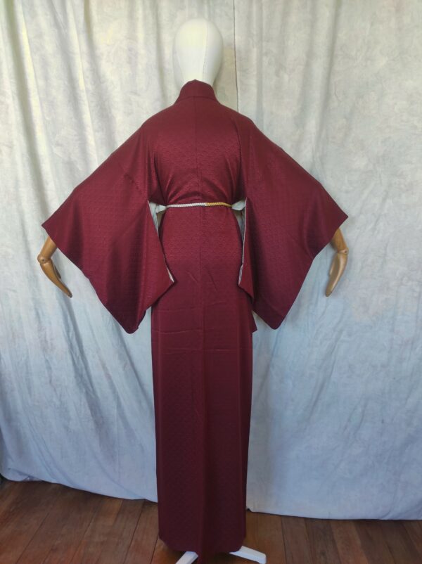 Photographie de l'arrière d'un kimono japonais en soie peint à la main.