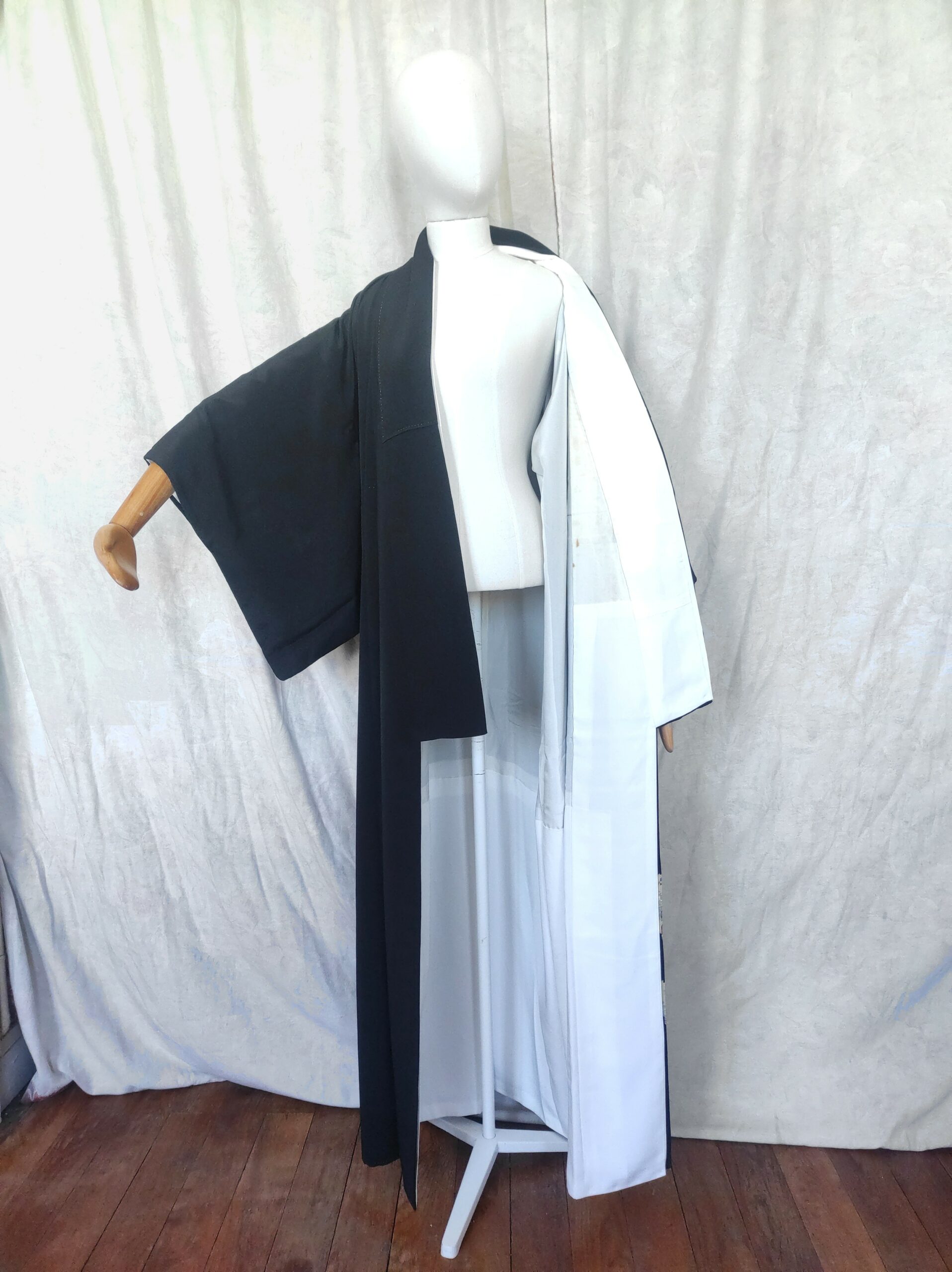 Photographie de la doublure en tissu de soie d'un véritable kimono japonais.