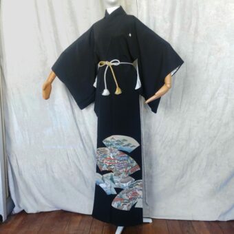 Vignette d'un kimono en soie noire peint à la main chiné en friperie japonaise.