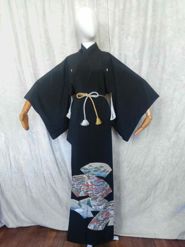 Photographie générale d'un vrai kimono japonais en soie noire peint à la main.