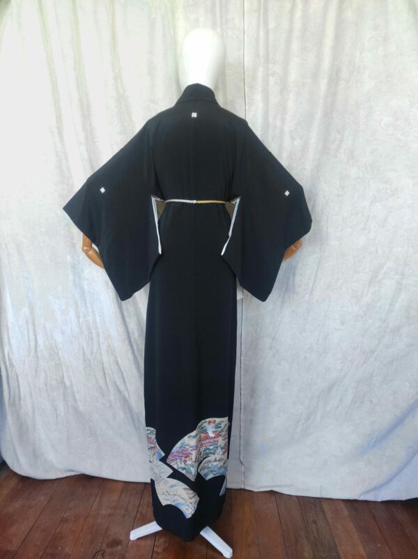 Photographie de l'arrière d'un kimono en soie noire comportant des emblèmes familiaux.