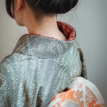 Photo du col d'un kimono japonais vintage en soie à motifs de sakura